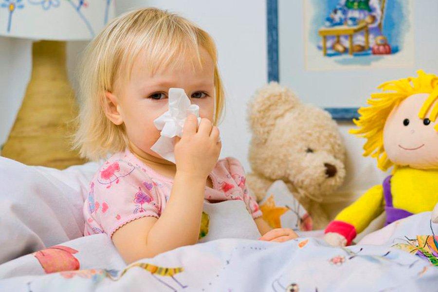 Paano malunasan ang isang runny nose sa isang bata: 6 mga tip para sa ina