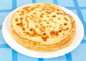 Plato ng pancake sa isang asul na tapilas