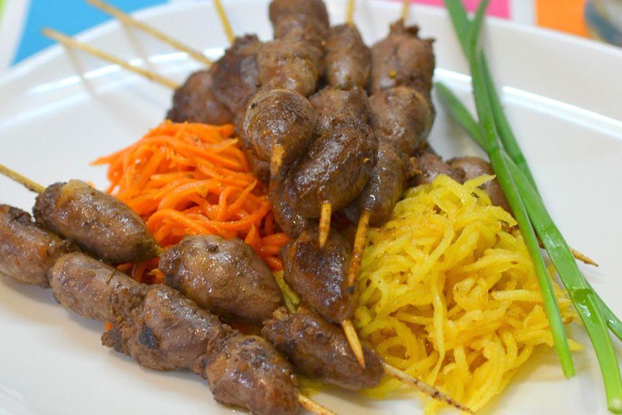 Mga skewer sa mga skewer ng mga puso ng manok: 4 masarap na mga recipe para sa bahay at isang piknik!