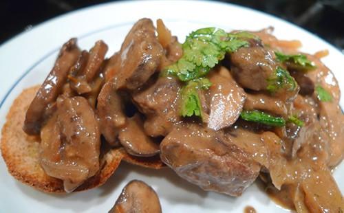 Beef stroganoff sa isang plato na may mga gulay