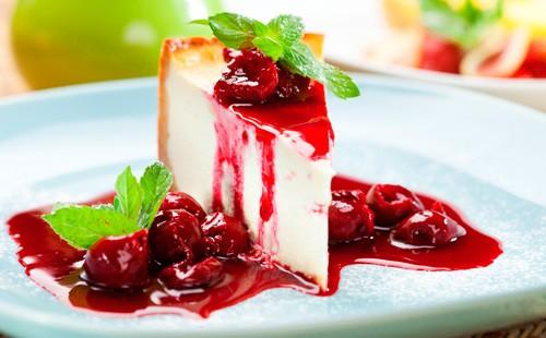 Cheesecake kasama ang Cherry Sauce at Mint