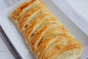 Buksan ang puff pastry repolyo pie