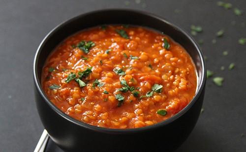 Maliwanag na lentil at dinidilig ang mga gulay sa isang mangkok