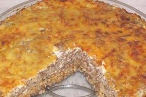 Ang gintong buckwheat casserole na may karne, kung saan pinutol ng isang tao