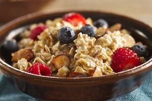 Oatmeal sa isang earthenware tart na natatakpan ng makatas na berry