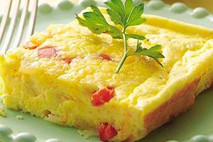 Isang hiwa ng inihurnong omelet na may ham