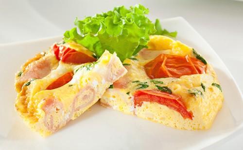 Omelet na may ham, kamatis at salad