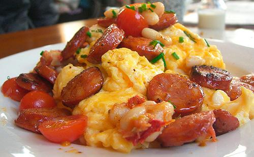 Malusog at mabilis na agahan: maghanda ng omelet na may mga kamatis at sausage