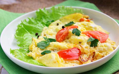 Omelet na may keso at kamatis  kung paano magluto ng isang omelet na may mga kamatis at sausage sa isang kawali