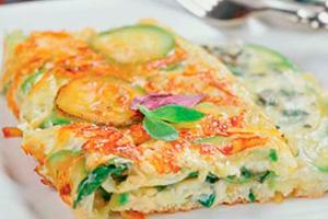 Omelet na may zucchini at keso