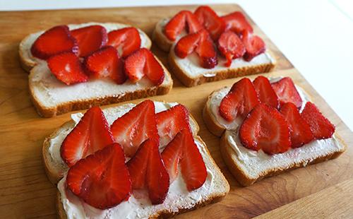 Ang mga crouton na may curd cheese at hinog na mga strawberry