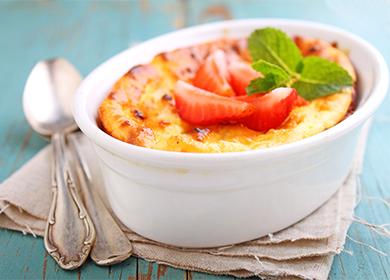 Kubo keso casserole tulad ng sa isang kindergarten  kung paano lutuin ang pinakasimpleng recipe sa bahay, maghurno ng hakbang-hakbang