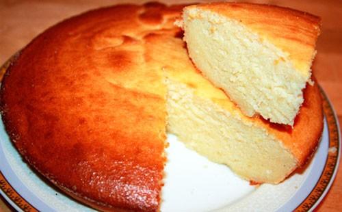 Round cottage cheese casserole sa isang mabagal na kusinilya