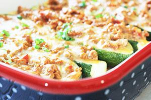 Zucchini, tinadtad na karne at kabute ng casserole