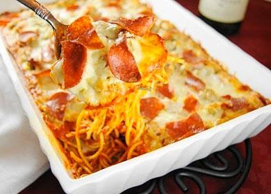 Sausage pasta casserole sa isang mabagal na kusinilya at oven