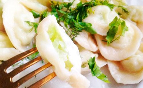 Dumplings na may labanos at halamang gamot