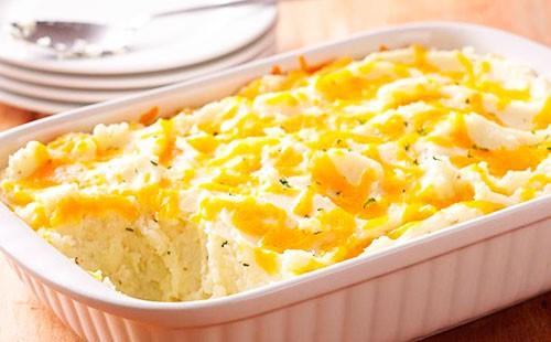 Mashed patatas casserole sa puting magkaroon ng amag