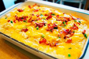 Mashed patatas casserole na may keso at sausage