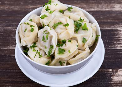 Dumplings sa isang puting plato