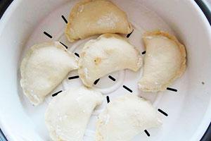 Dumplings sa isang double boiler o mabagal na kusinilya