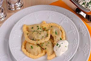 Dumplings na may patatas at kulay-gatas