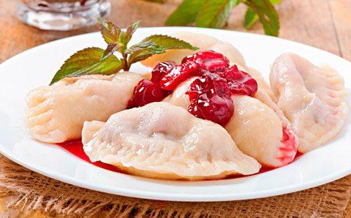 Dumplings na may mga cherry sa isang puting plato