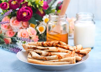 Mga pancake ng Kefir custard: iba't ibang mga recipe at mga lihim ng pagluluto