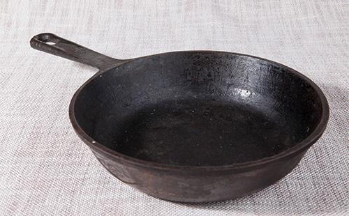 Cast iron pan