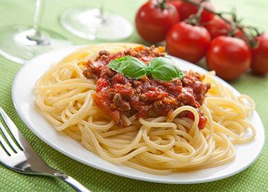 Pasta kasama ang Bolognese Sauce