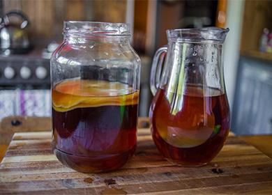 Kombucha sa isang garapon at inumin sa isang decanter