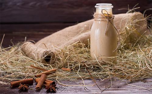 Jar ng kefir at kanela