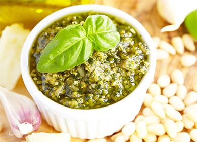 Ang klasikong recipe para sa sarsa ng pesto at ang makulay na mga pagkakaiba-iba