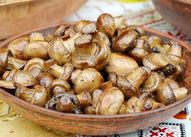 Fried champignon sa isang plato