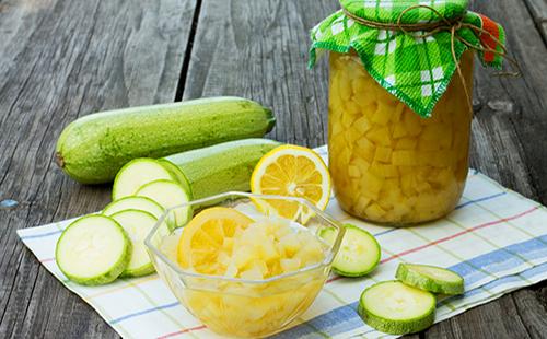 Hiniwang zucchini, lemon at isang lata ng de-latang pagkain