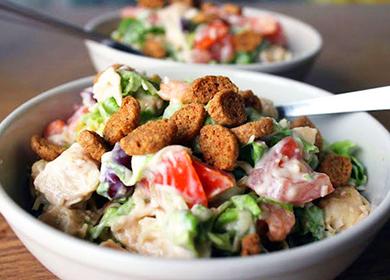 Bowl ng Salad na may Beans, Croutons at Tomato