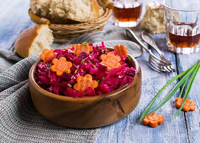 Beetroot salad sa isang kahoy na mangkok