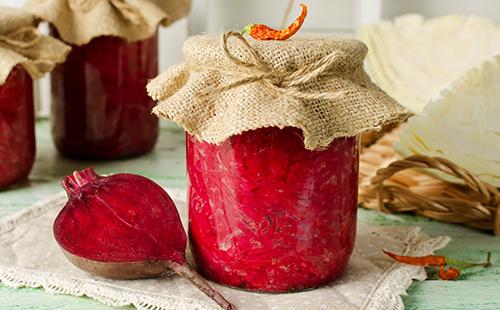 Beetroot at repolyo salad para sa taglamig