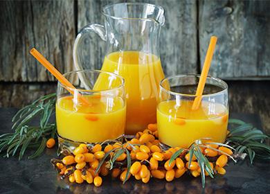 Sumulat ang sea buckthorn sa mga baso at decanter