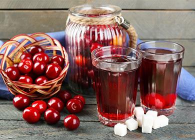 Cherry compote sa isang baso at hiwa ng pino na asukal