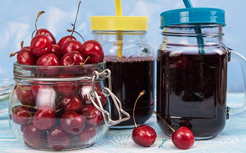 Mga cherry at compote sa isang baso