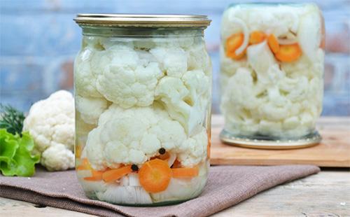 Naka-kahong Cauliflower sa isang Jar