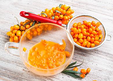 Ang sea buckthorn na may asukal nang walang pagluluto: mga recipe sa kung paano mapanatili ang mga pakinabang ng mga amber berries para sa taglamig