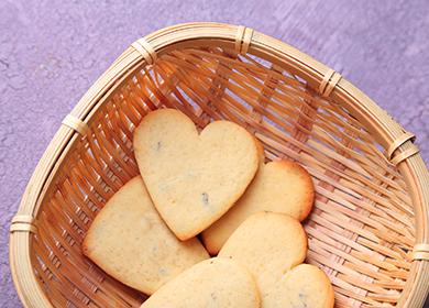 Mga cookies na may hugis ng puso sa isang basket