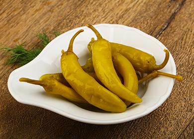 Mga de-latang Peppers sa isang Bowl