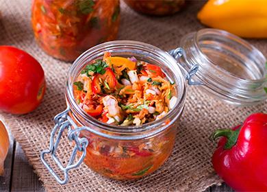 Mackerel salad na may mga gulay para sa taglamig: sa kalsada, at para sa hapunan, at sa opisina para sa tanghalian