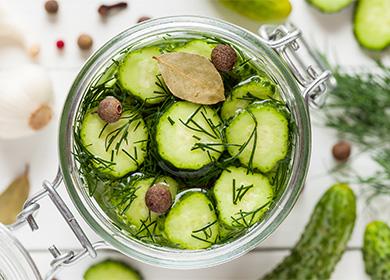 Mga recipe para sa mga salad ng pipino para sa taglamig: 10 mga pamamaraan ng pagluluto, at kung ano ang iminumungkahi ng kulay ng mga pimples