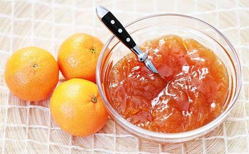 Orange jam sa isang mangkok