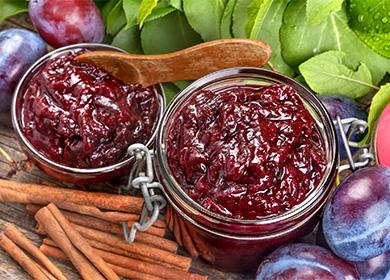 Pitted prune jam sa 4 na mga pagkakaiba-iba at isang klasikong recipe mula sa hilaw na materyales