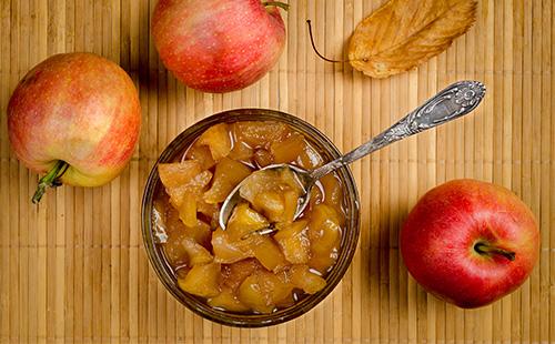 Apple jam sa isang mangkok