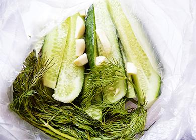 Inasnan na mga pipino: isang klasikong recipe, ang kahalagahan ng pre-soaking, at bakit hindi gumamit ng iodized salt